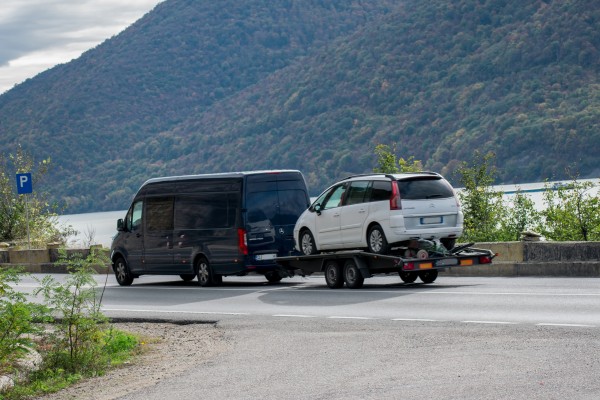 Choosing Between Car Trailer and Tow Dolly: A Comparative Analysis