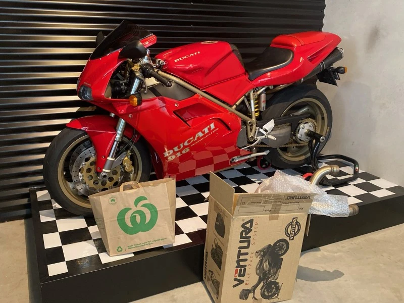 Motorcycle Ducati 916