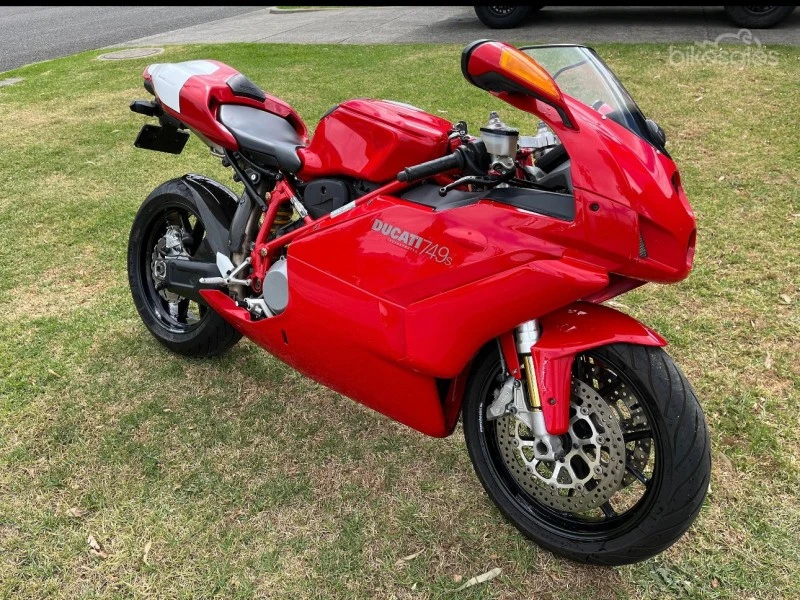 Motorcycle Ducati 749s