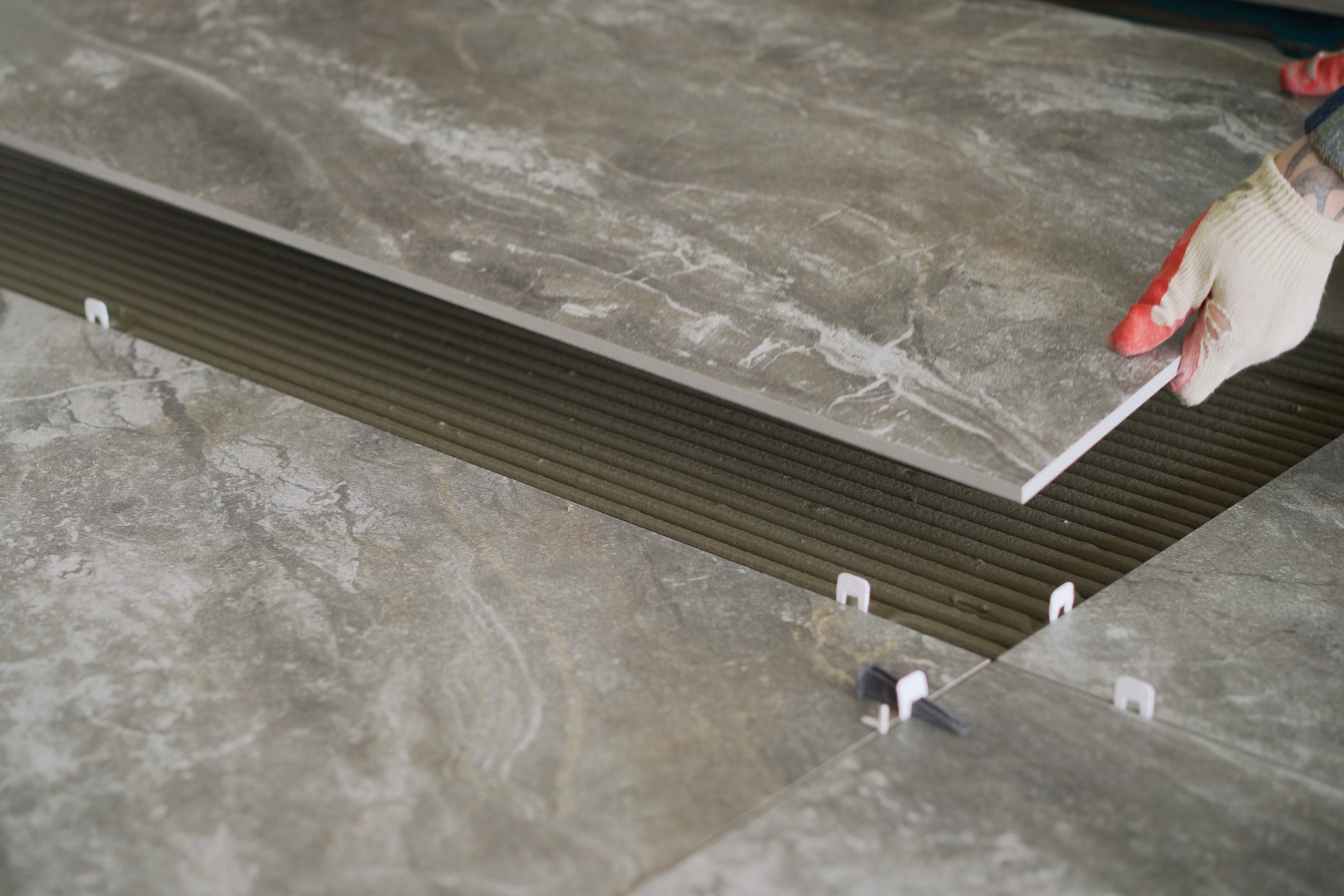 Laying floor stone tile