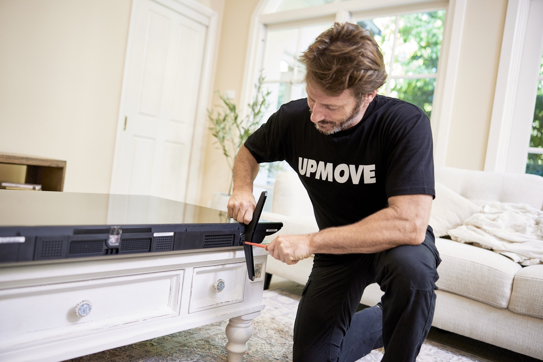 removalist dismantling television