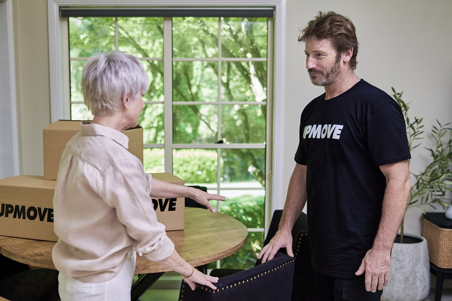 woman speaking to removalist