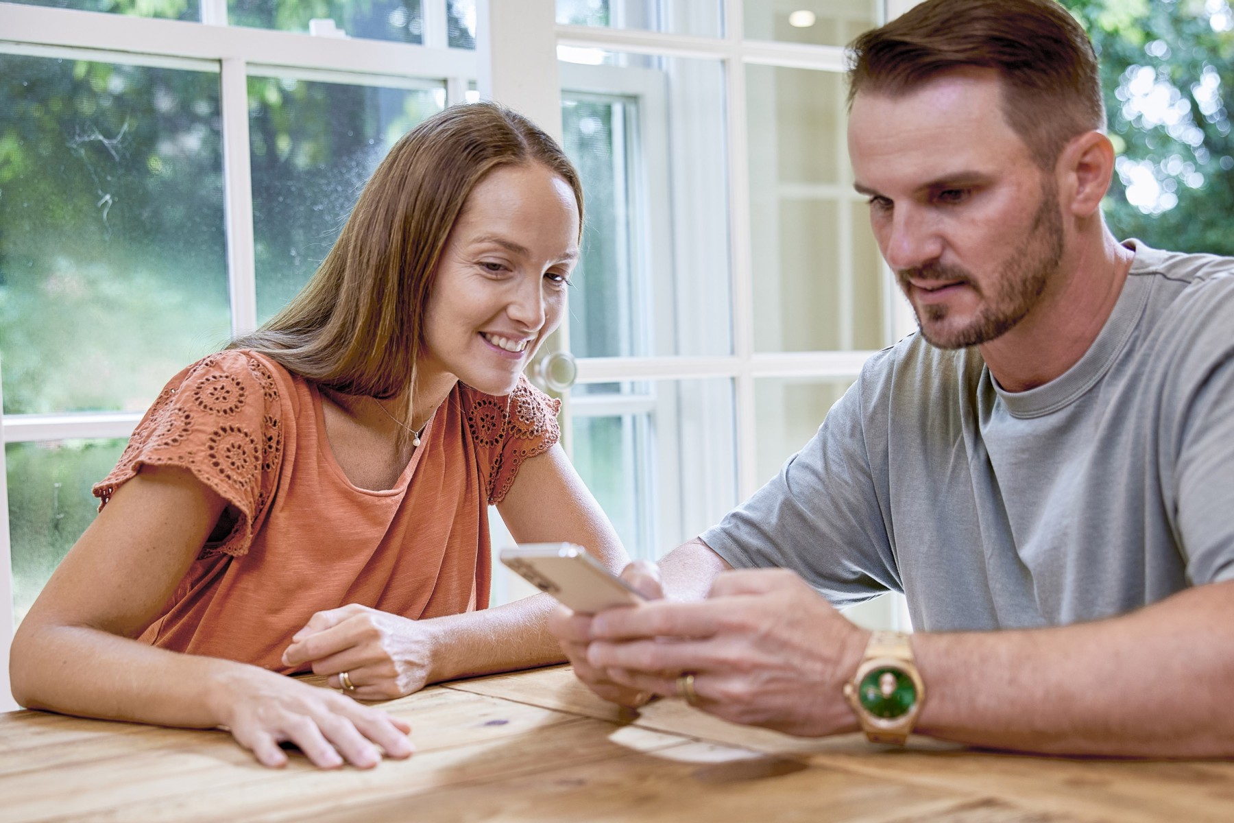Couple looking at via requirementss to move to New Zealand