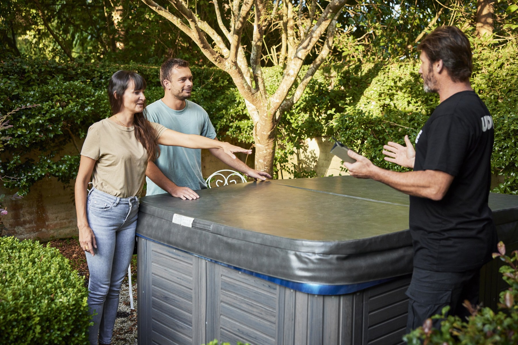 couple talking to removalist