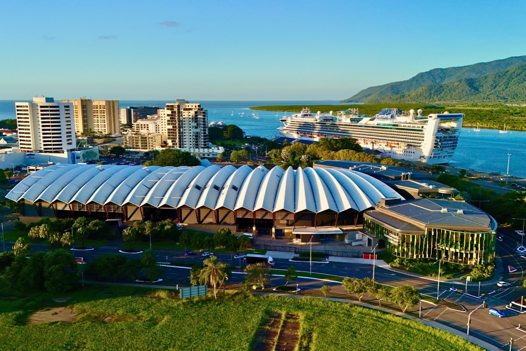 View of Cairns' harbour and mountains and nature in the background