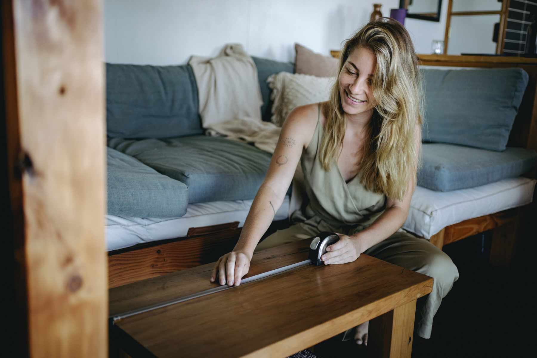 woman measuring coffee table